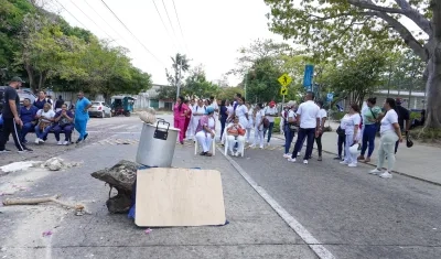 Protesta de los trabajadores en la ESE UNA en la sede del Cari Mental. 