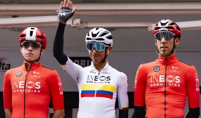 Egan Bernal durante la presentación de los equipos antes de la salida de la primera etapa.