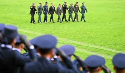 El Ministro de Defensa, el Presidente y la cúpula militar.