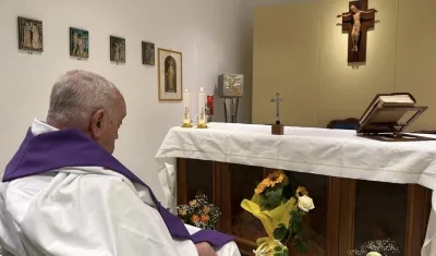 El Papa celebrando misa en la capilla de su apartamento privado en el hospital Gemelli de Roma