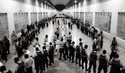 Supuestos miembros del 'Tren de Aragua' llegando a cárcel de El Salvador.