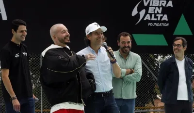 J Balvin y el alcalde de Medellín, Federico Gutiérrez, en la entrega de la cancha Polideportiva. 