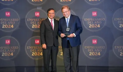 El empresario Jaime Gilinski tras recibir el premio de las manos del Presidente Gustavo Petro.