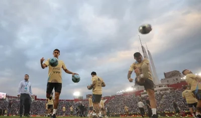Jugadores de la selección argentina participan en un entrenamiento a beneficio de las víctimas de la inundación. 