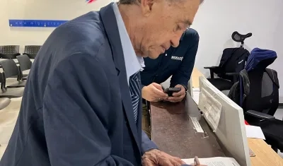 Carlos Lehder tras su llegada al aeropuerto El Dorado procedente de Alemania. 