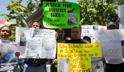 Familiares protestando en Caracas. 
