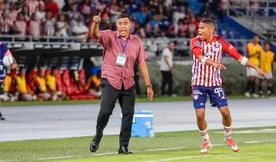 El técnico del Junior, César Farías y José Enamorado.