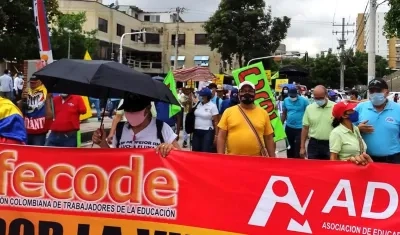 Maestros marchando por las calles de Barranquilla. 