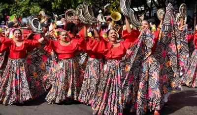 Grupo Orgullo de mi tierra durante Gran Parada Carlos Franco.
