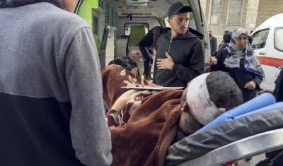 Heridos llegan al Hospital Alahli en la ciudad de Gaza, tras el ataque aéreo israelí.