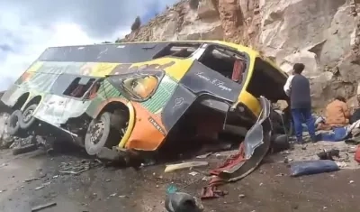 Así terminó el autobús tras el choque con la roca.