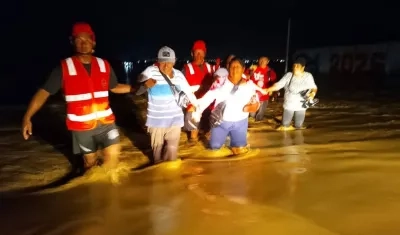 Ejército ayuda a evacuar a las familias afectadas.