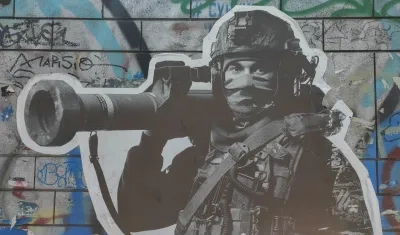  Grafiti de un soldado ucraniano en una calle de Kiev.