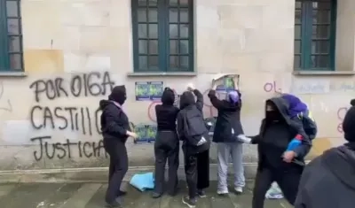 Grupo de mujeres encapuchadas.