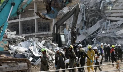 Grupo de rescatistas socorriendo a los heridos después del terremoto.