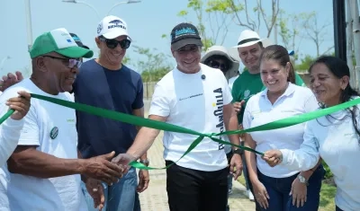 El Alcalde Alejandro Char en la entrega de las huertas comunitarias.