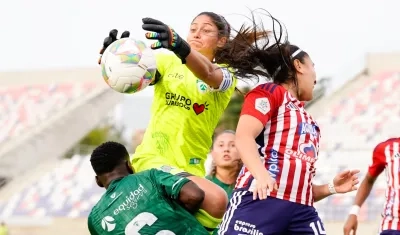 Sandra Sepúlveda, portera de La Equidad, controla la pelota en un ataque del Junior. 