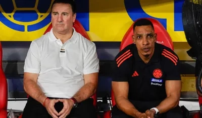 Néstor Lorenzo junto a su asistente técnico, Amaranto Perea.