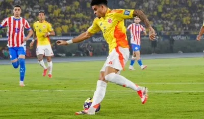 Luis Díaz en la jugada de su gol a Paraguay.