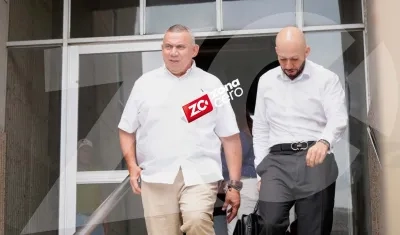 Máximo Noriega saliendo del Centro de Servicios con su abogado 