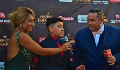 María Ruiz presentadora Enfoque, uno de los galardonados de la edición 2019 y Jimmy Pizarro.