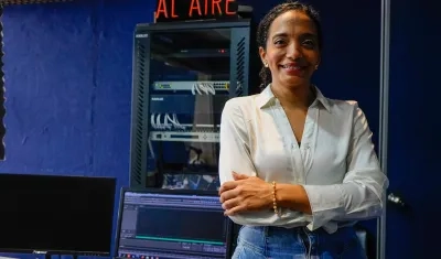 Menfy Méndez Mejía en los estudios de la emisora La Nueva