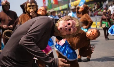 Danza Especial de Micos y Micas Costeños durante Gran Parada de Tradición.