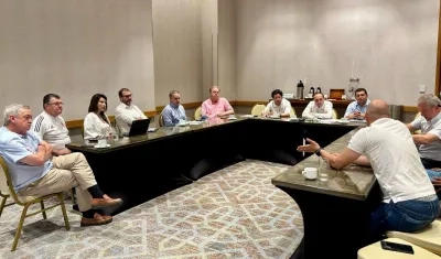 El encuentro entre el Ministro de Trabajo, Antonio Sanguino, y la FCF, Acolfutpro y la Dimayor, en Barranquilla.