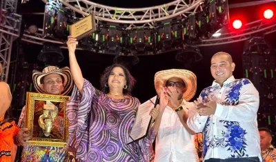 Mayté Montero recibiendo su reconocimiento del secretario de Cultura, Juan Carlos Ospino.