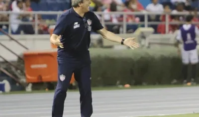 Armando 'Piripi' Osma en un partido como asistente técnico de Junior.