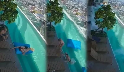 Turistas en la piscina de un rascacielos en Bangkok. 