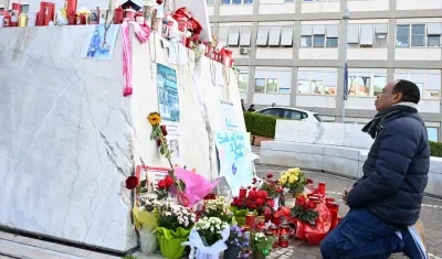 Un hombre reza delante del Policlínico Gemelli de Roma.