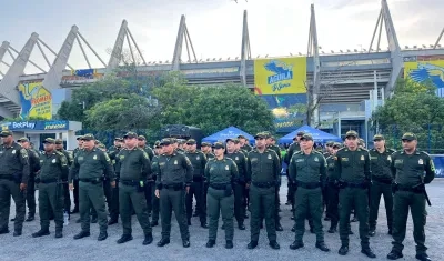 Uniformados en el estadio Metropolitano Roberto Meléndez.