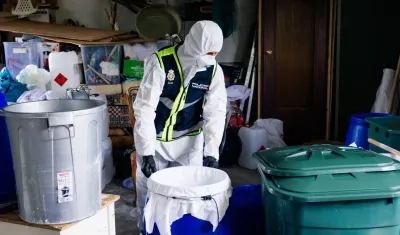 La Policía española tras el hallazgo del laboratorio de cocaína.