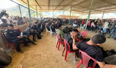 Los uniformados cuando se encontraban retenidos por la comunidad. 