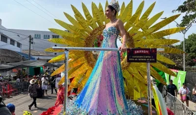 Alexsandra Estarita, Reina del Carnaval de la 44, durante la Batalla de Flores Sonia Osorio.