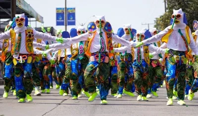 Marimondas del barrio Abajo en desfile de Batalla de Flores.