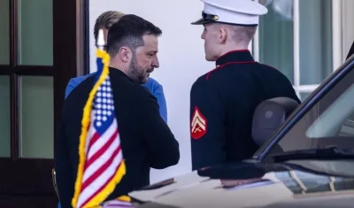 Momento en que el presidente de Ucrania, Volodímir Zelenski, abandona la Casa Blanca. 
