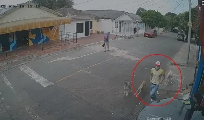 Momento en que el presunto agresor huía del lugar. 