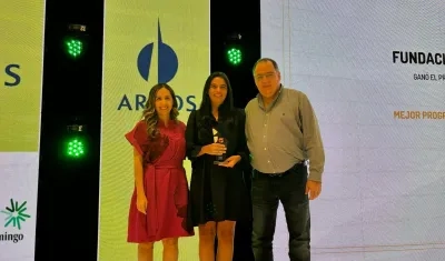 Momento en que la Fundación Gases del Caribe recibe el premio. 