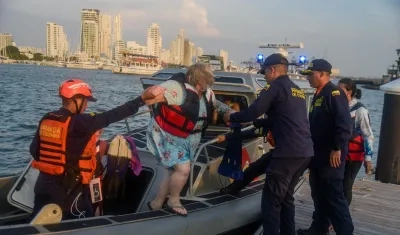Una de las turistas rescatadas tras el naufrago. 