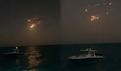 Restos del cohete cayendo al mar. 