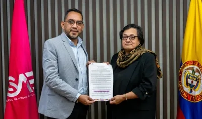 Danilo Hernández, rector de UniAtlántico;  y Amelia Pérez, presidenta de la SAE. 