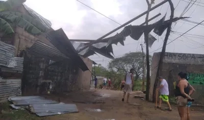 Varias casas resultaron destechadas por fuerte aguacero en Sabanalarga.