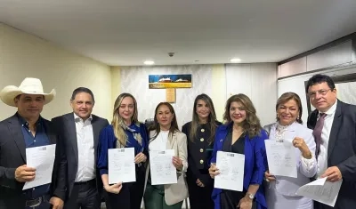 Los ocho senadores que firmaron la ponencia de archivo.