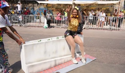 Representación del 'muro' de Shakira en la Gran Parada de Tradición. 