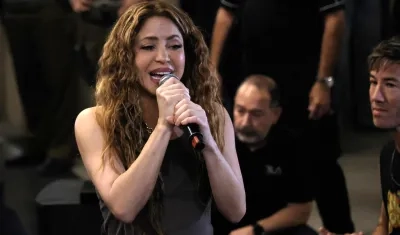 Shakira cantando esta noche sus fans en el hotel donde se hospeda en Chile. 