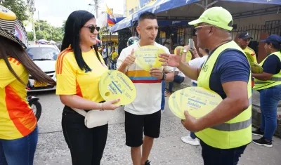 Imagen de los funcionarios socializando las medidas.