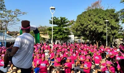 Mujeres disfrutaron de rumba terapia en en el Parque San Pio del barrio El Bosque.