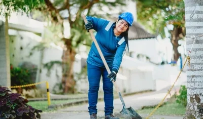 Angie Cabrera, primera mujer oficial de redes de alcantarillado.